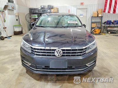 Piąte zdjęcie samochodu w środku: 2018 VOLKSWAGEN PASSAT SE VIN:1VWBA7A30JC040275 - miniatura