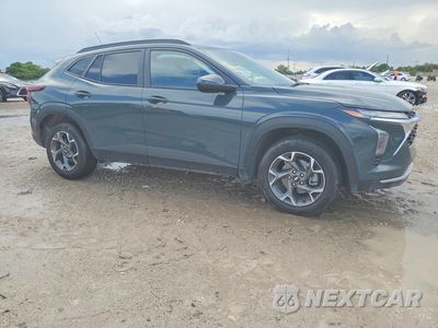 Czwarte zdjęcie samochodu z boku: 2026 CHEVROLET TRAX 1LT VIN:KL77LHEP3TC083529 - miniatura