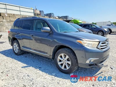 Czwarte zdjęcie samochodu z boku: 2013 TOYOTA HIGHLANDER SE VIN:5TDBK3EHXDS238296 - miniatura