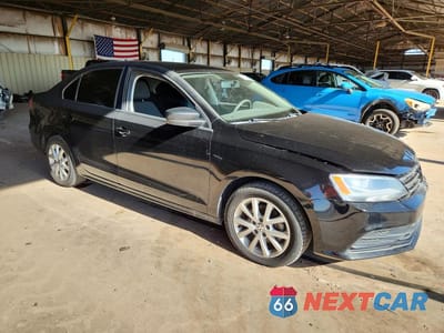 Czwarte zdjęcie samochodu z boku: 2015 VOLKSWAGEN JETTA SE VIN:3VWD17AJ5FM260962 - miniatura