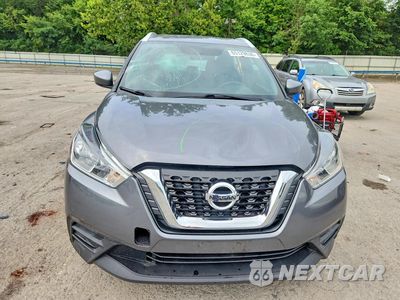 Piąte zdjęcie samochodu w środku: 2019 NISSAN KICKS SV VIN:3N1CP5CU0KL546830 - miniatura