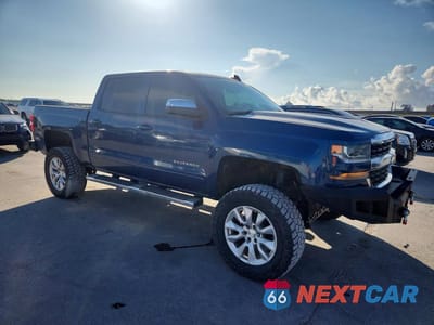 Czwarte zdjęcie samochodu z boku: 2018 CHEVROLET SILVERADO K1500 LT VIN:3GCUKREC2JG455853 - miniatura