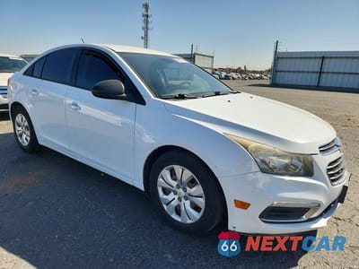 Czwarte zdjęcie samochodu z boku: 2015 CHEVROLET CRUZE LS VIN:1G1PA5SG4F7295583 - miniatura