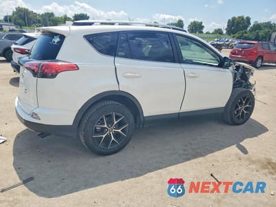 Trzecie zdjęcie samochodu z tyłu: 2018 TOYOTA RAV4 SE VIN:JTMJFREV4JJ739282 - miniatura