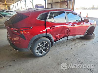 Trzecie zdjęcie samochodu z tyłu: 2025 CHEVROLET TRAX 1LT VIN:KL77LHEP0SC267633 - miniatura