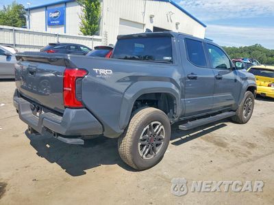 Trzecie zdjęcie samochodu z tyłu: 2025 TOYOTA TACOMA TRD SPORT VIN:3TYKB5FN1ST026906 - miniatura