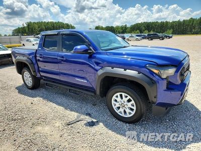 Czwarte zdjęcie samochodu z boku: 2024 TOYOTA TACOMA SR5 VIN:3TMKB5FNXRM022598 - miniatura