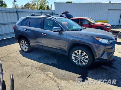 Czwarte zdjęcie samochodu z boku: 2019 TOYOTA RAV4 XLE PREMIUM VIN:JTMA1RFVXKD008952 - miniatura