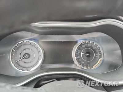 Zdjęcie 9 z 12 samochodu: 2016 CHRYSLER 200 C VIN:1C3CCCCB9GN146501 - miniatura