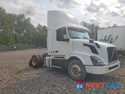 Czwarte zdjęcie samochodu z boku: 2016 VOLVO VNL SEMI TRUCK VIN:4V4N39TG7GN965658 - miniatura