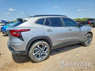Trzecie zdjęcie samochodu z tyłu: 2025 CHEVROLET TRAX 2RS VIN:KL77LJEP9SC144159 - miniatura
