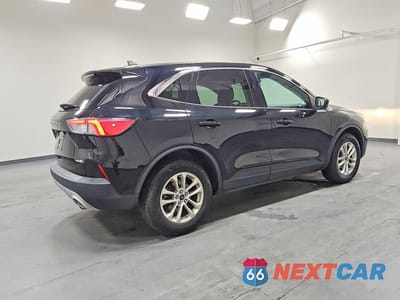 Trzecie zdjęcie samochodu z tyłu: 2021 FORD ESCAPE SE VIN:1FMCU9G68MUA73479 - miniatura