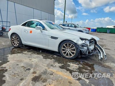 Czwarte zdjęcie samochodu z boku: 2016 MERCEDES-BENZ SLK 300 VIN:WDDPK3JA0GF121898 - miniatura