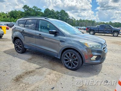 Czwarte zdjęcie samochodu z boku: 2017 FORD ESCAPE SE VIN:1FMCU0GD0HUC85535 - miniatura