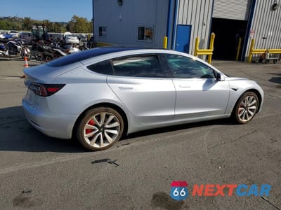 Trzecie zdjęcie samochodu z tyłu: 2018 TESLA MODEL 3 VIN:5YJ3E1EA2JF024339 - miniatura
