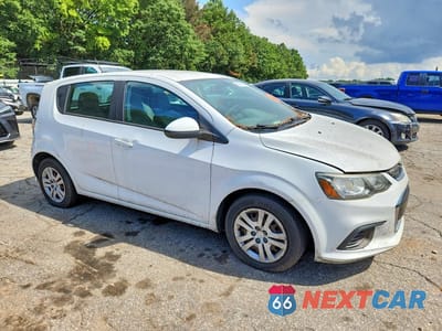 Czwarte zdjęcie samochodu z boku: 2018 CHEVROLET SONIC VIN:1G1JG6SG8J4107751 - miniatura