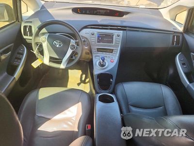 Zdjęcie 8 z 12 samochodu: 2015 TOYOTA PRIUS TWO VIN:JTDKN3DU2F0417959 - miniatura