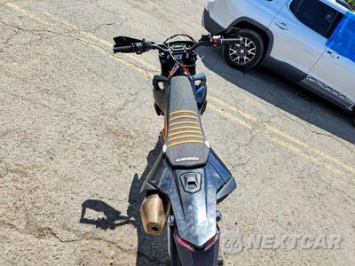 Zdjęcie 6 z 9 samochodu: 2024 KTM 690 SMC R VIN:VBKLSV403RM762760 - miniatura