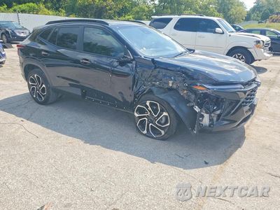 Czwarte zdjęcie samochodu z boku: 2025 CHEVROLET TRAX 2RS VIN:KL77LJEP9SC003883 - miniatura