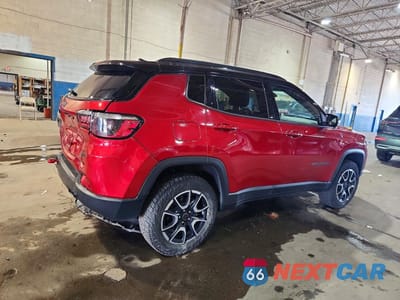Trzecie zdjęcie samochodu z tyłu: 2025 JEEP COMPASS TRAILHAWK VIN:3C4NJDDN4ST584862 - miniatura