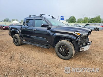 Czwarte zdjęcie samochodu z boku: 2025 TOYOTA TACOMA SR5 VIN:3TMLB5JN9SM150283 - miniatura