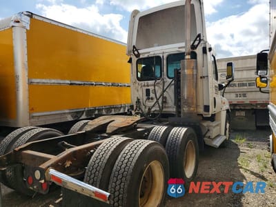 Trzecie zdjęcie samochodu z tyłu: 2010 FREIGHTLINER CASCADIA 125 VIN:1FUJGEDR3ALAV5575 - miniatura