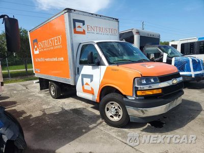 Czwarte zdjęcie samochodu z boku: 2021 CHEVROLET EXPRESS BOX TRUCK VIN:1GB0GRFP2M1251272 - miniatura
