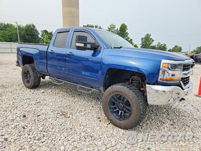 Czwarte zdjęcie samochodu z boku: 2017 CHEVROLET SILVERADO K1500 LT VIN:1GCVKREC3HZ136881 - miniatura