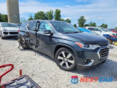 Czwarte zdjęcie samochodu z boku: 2021 CHEVROLET TRAVERSE LT VIN:1GNEVHKW2MJ246627 - miniatura