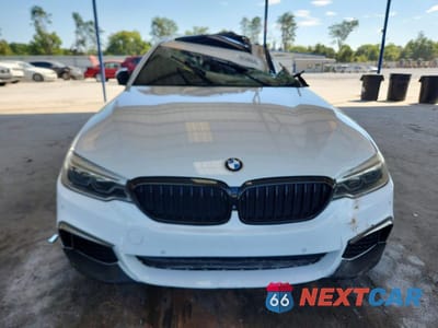 Piąte zdjęcie samochodu w środku: 2018 BMW M550XI VIN:WBAJB9C52JB049178 - miniatura