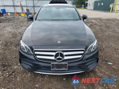 Piąte zdjęcie samochodu w środku: 2019 MERCEDES-BENZ E 300 4MATIC VIN:WDDZF4KB4KA536156 - miniatura
