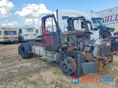 Czwarte zdjęcie samochodu z boku: 2006 FREIGHTLINER M2 106 MED - TRUCK CAB AND CHASSIS VIN:1FUBCYDA86HV01450 - miniatura