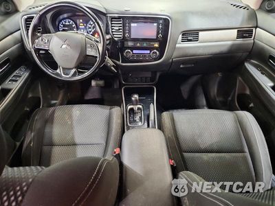 Zdjęcie 8 z 13 samochodu: 2017 MITSUBISHI OUTLANDER ES VIN:JA4AD2A33HZ000511 - miniatura