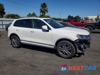 Czwarte zdjęcie samochodu z boku: 2015 VOLKSWAGEN TOUAREG V6 VIN:WVGEF9BP8FD006290 - miniatura