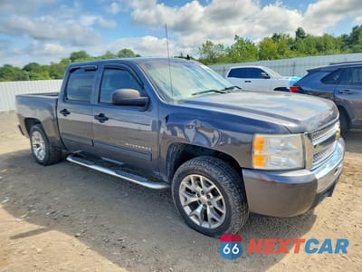 Czwarte zdjęcie samochodu z boku: 2010 CHEVROLET SILVERADO K1500 LS VIN:3GCRKREAXAG124250 - miniatura