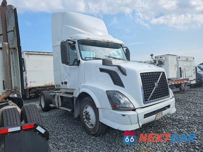 Czwarte zdjęcie samochodu z boku: 2017 VOLVO VNL SEMI TRUCK VIN:4V4N39TG9HN988182 - miniatura