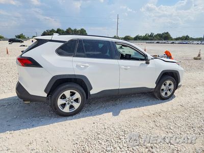 Trzecie zdjęcie samochodu z tyłu: 2021 TOYOTA RAV4 XLE VIN:2T3W1RFV3MC098619 - miniatura