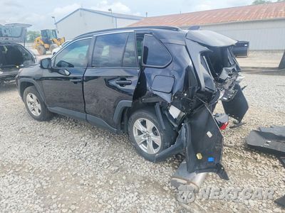 Trzecie zdjęcie samochodu z tyłu: 2021 TOYOTA RAV4 XLE VIN:2T3W1RFV7MC111372 - miniatura
