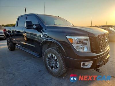 Czwarte zdjęcie samochodu z boku: 2018 NISSAN TITAN XD PRO-4X VIN:1N6BA1F4XJN517457 - miniatura
