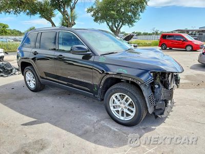 Czwarte zdjęcie samochodu z boku: 2023 JEEP GRAND CHEROKEE LAREDO VIN:1C4RJGAG1PC520855 - miniatura
