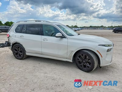 Czwarte zdjęcie samochodu z boku: 2024 BMW X7 XDRIVE40I VIN:5UX23EM0XR9S36542 - miniatura