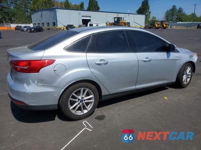 Trzecie zdjęcie samochodu z tyłu: 2018 FORD FOCUS SE VIN:1FADP3F27JL237470 - miniatura