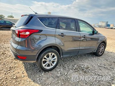 Trzecie zdjęcie samochodu z tyłu: 2019 FORD ESCAPE SE VIN:1FMCU9GD8KUC33923 - miniatura