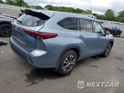 Trzecie zdjęcie samochodu z tyłu: 2021 TOYOTA HIGHLANDER XLE VIN:5TDGZRBHXMS111539 - miniatura