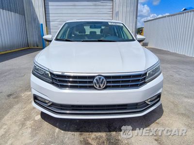 Piąte zdjęcie samochodu w środku: 2018 VOLKSWAGEN PASSAT SE VIN:1VWBA7A35JC014948 - miniatura