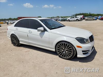 Czwarte zdjęcie samochodu z boku: 2013 MERCEDES-BENZ C 300 4MATIC VIN:WDDGF8AB4DR250912 - miniatura