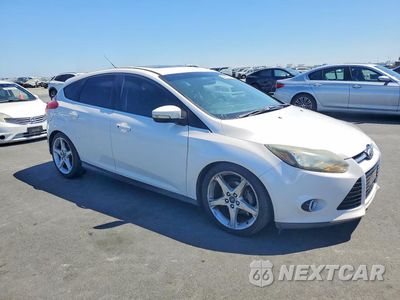 Czwarte zdjęcie samochodu z boku: 2014 FORD FOCUS TITANIUM VIN:1FADP3N28EL176623 - miniatura