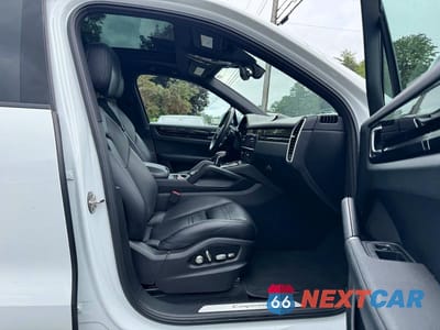 Czwarte zdjęcie samochodu z boku: 2019 PORSCHE CAYENNE VIN:WP1AA2AY3KDA07262 - miniatura
