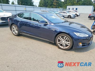 Czwarte zdjęcie samochodu z boku: 2015 TESLA MODEL S 60 VIN:5YJSA1S11FF080744 - miniatura