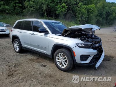 Czwarte zdjęcie samochodu z boku: 2024 JEEP GRAND CHEROKEE LAREDO VIN:1C4RJHAG2RC706364 - miniatura